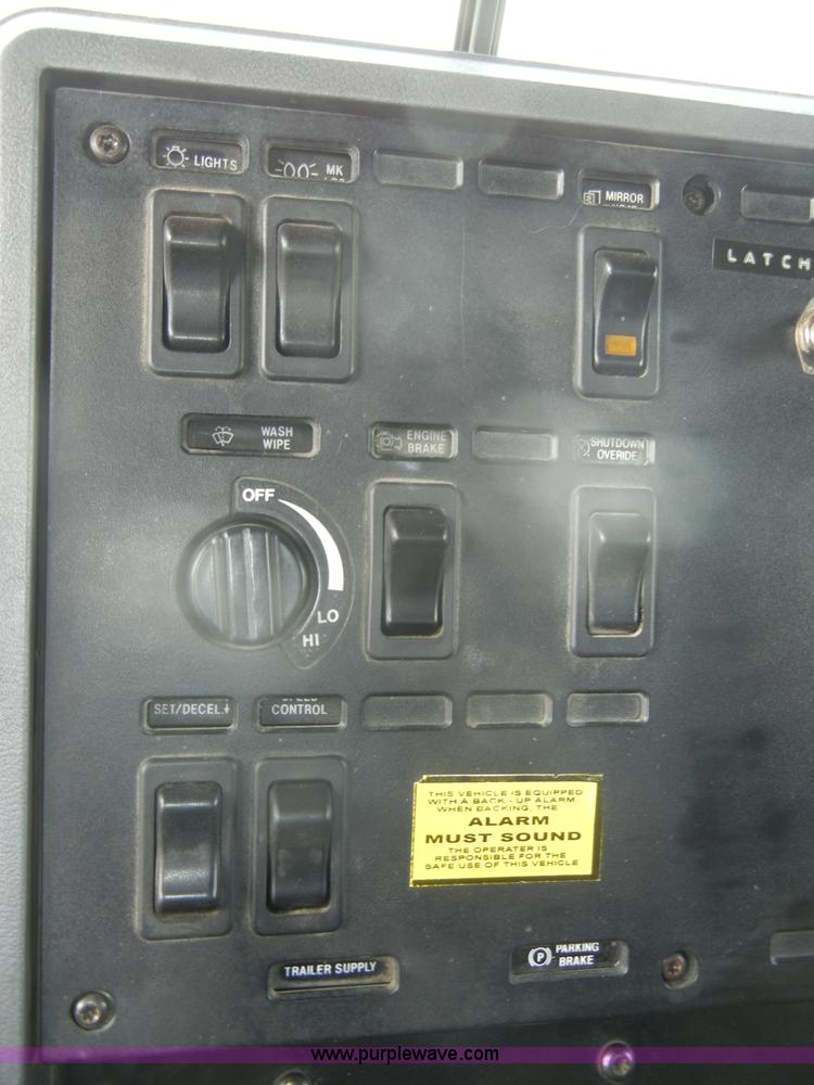 image for item D4121 1993 Mack CH613 semi truck