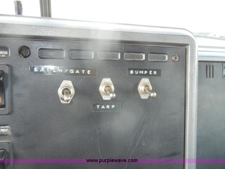 image for item D4121 1993 Mack CH613 semi truck