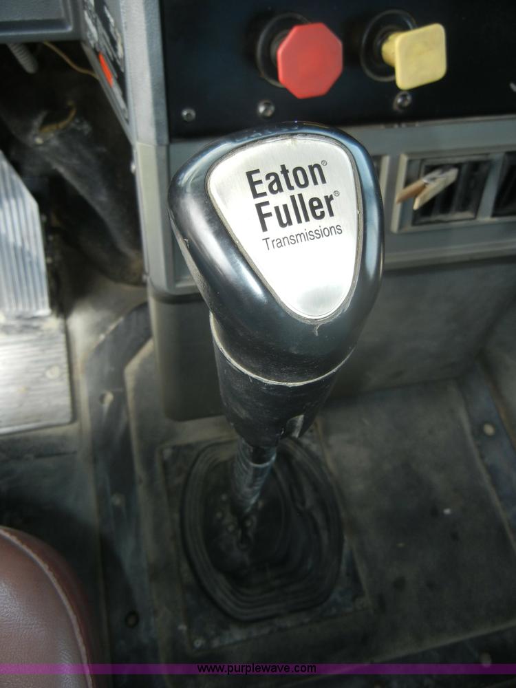 image for item D4121 1993 Mack CH613 semi truck