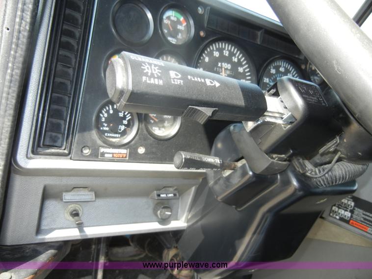 image for item D4121 1993 Mack CH613 semi truck