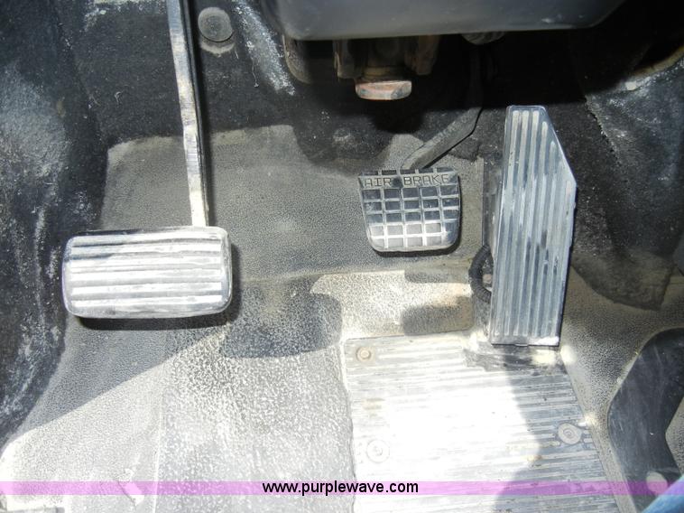 image for item D4121 1993 Mack CH613 semi truck