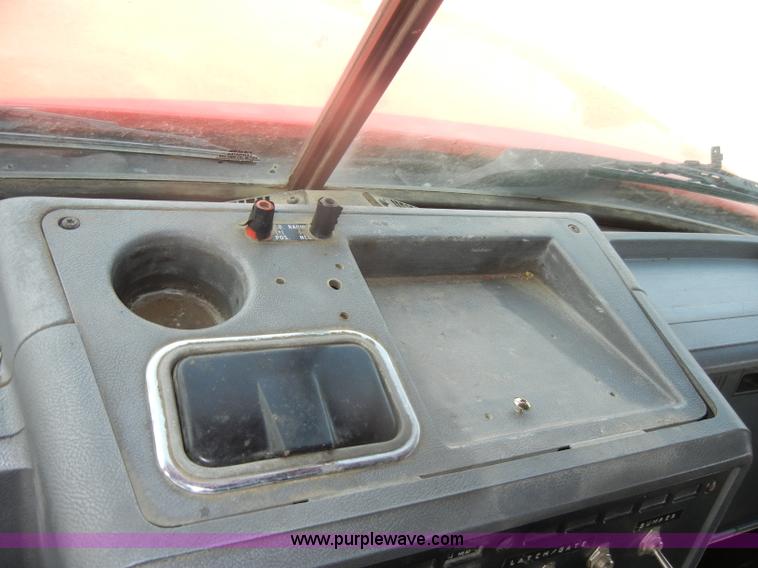 image for item D4121 1993 Mack CH613 semi truck