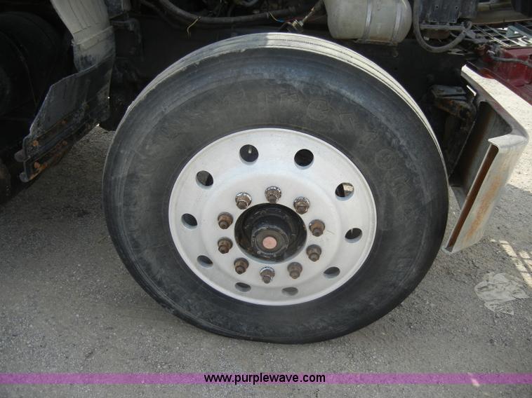 image for item D4121 1993 Mack CH613 semi truck