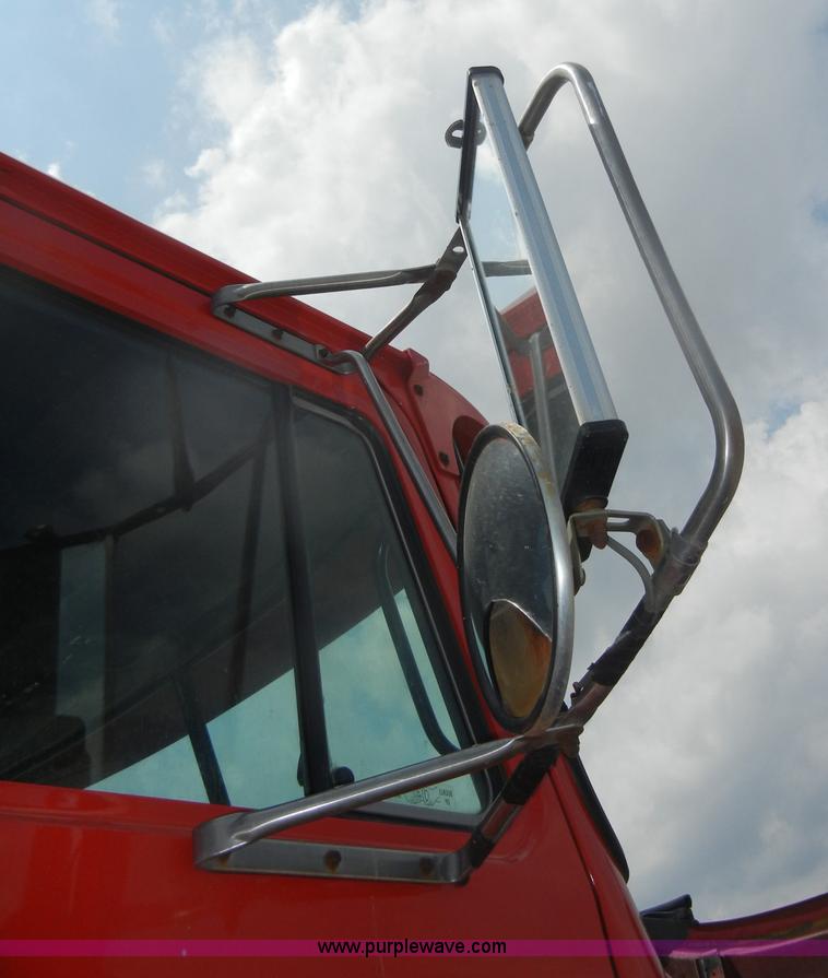 image for item D4121 1993 Mack CH613 semi truck