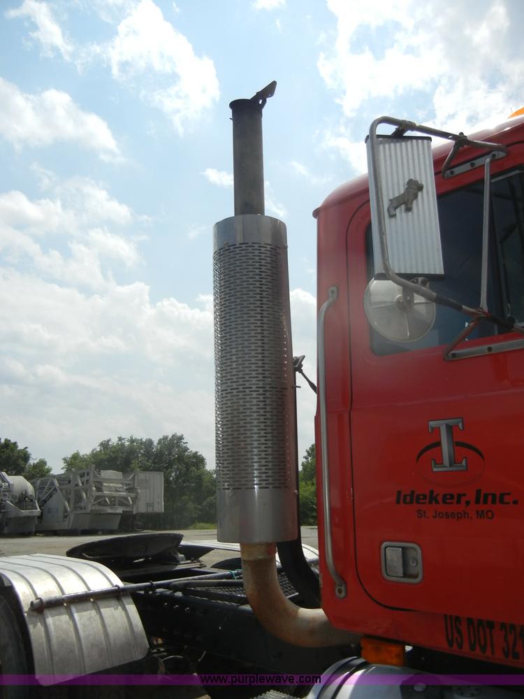 image for item D4121 1993 Mack CH613 semi truck