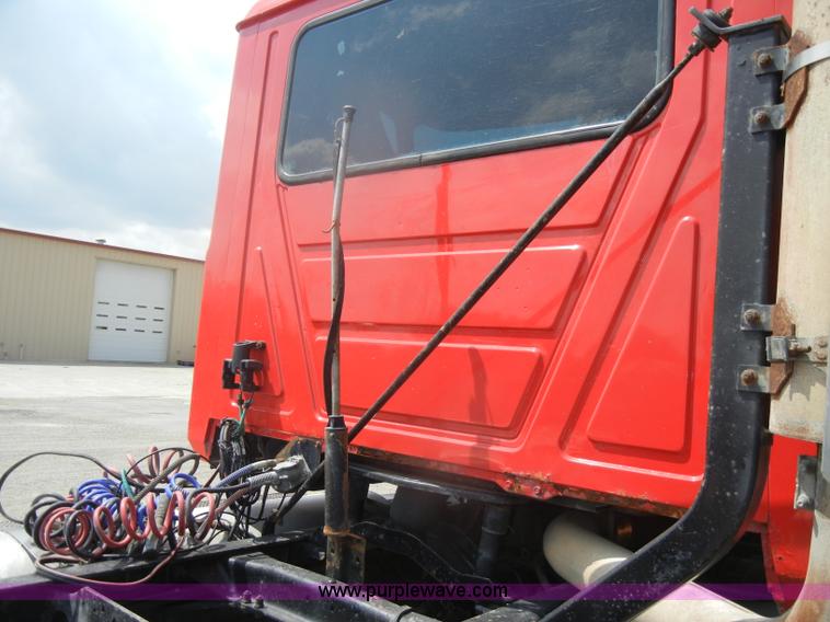 image for item D4121 1993 Mack CH613 semi truck