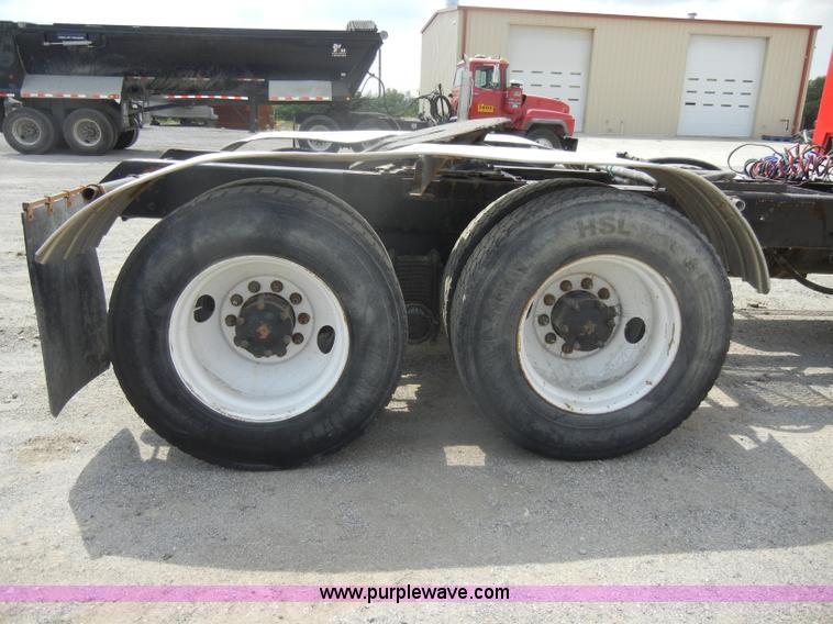 image for item D4121 1993 Mack CH613 semi truck