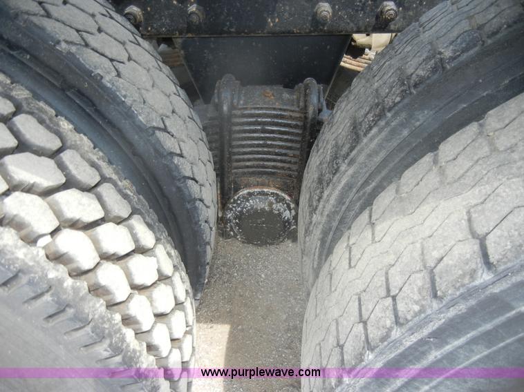 image for item D4121 1993 Mack CH613 semi truck