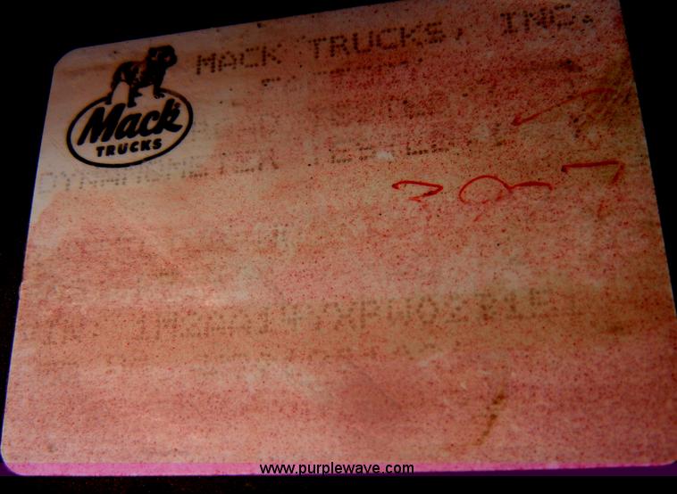 image for item D4121 1993 Mack CH613 semi truck