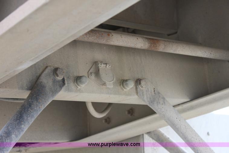 image for item D7974 1993 Ravens tandem axle semi trailer