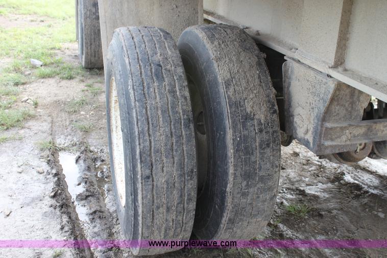 image for item D7974 1993 Ravens tandem axle semi trailer