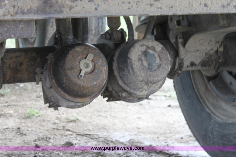 image for item D7974 1993 Ravens tandem axle semi trailer