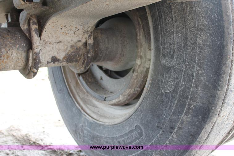 image for item D7974 1993 Ravens tandem axle semi trailer