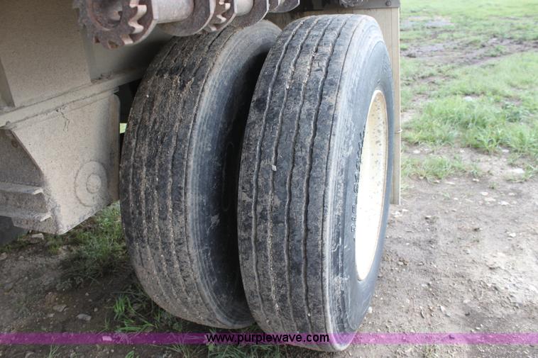 image for item D7974 1993 Ravens tandem axle semi trailer