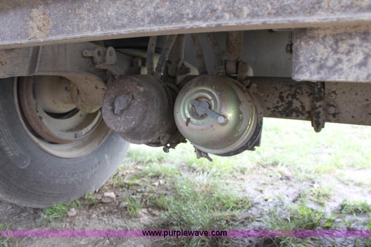 image for item D7974 1993 Ravens tandem axle semi trailer