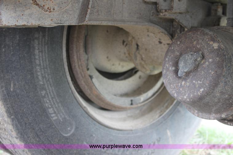 image for item D7974 1993 Ravens tandem axle semi trailer