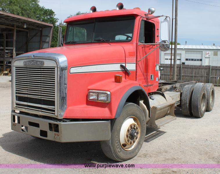 image for item D7986 1993 Freightliner FLD112SD semi truck