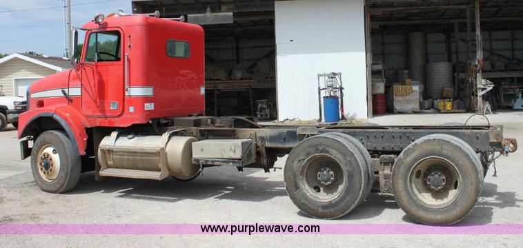 image for item D7986 1993 Freightliner FLD112SD semi truck