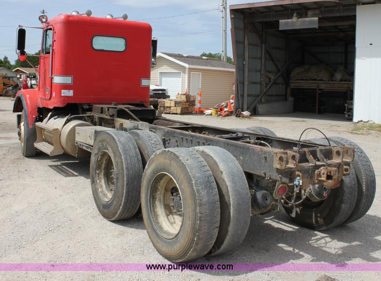 image for item D7986 1993 Freightliner FLD112SD semi truck