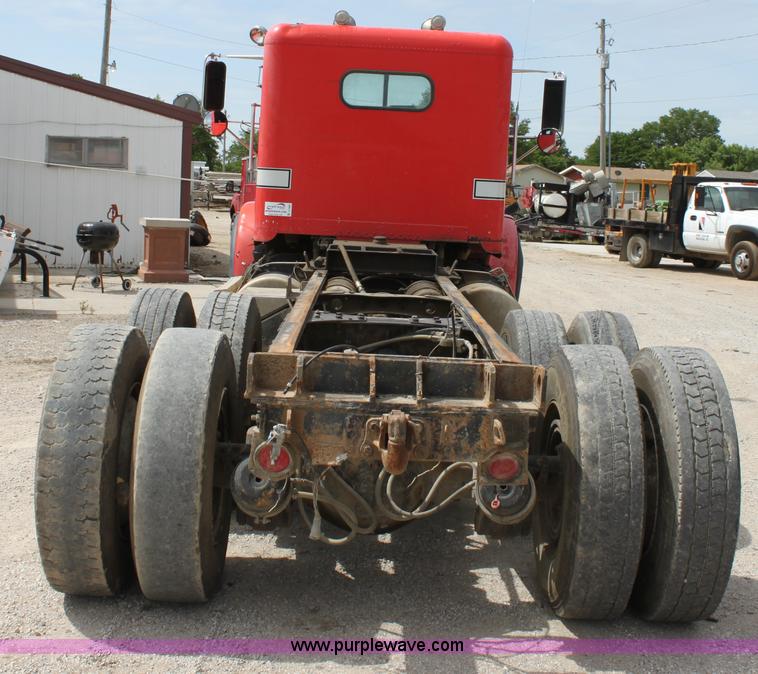 image for item D7986 1993 Freightliner FLD112SD semi truck