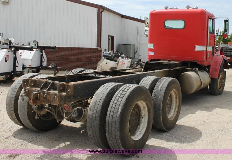 image for item D7986 1993 Freightliner FLD112SD semi truck