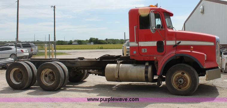image for item D7986 1993 Freightliner FLD112SD semi truck
