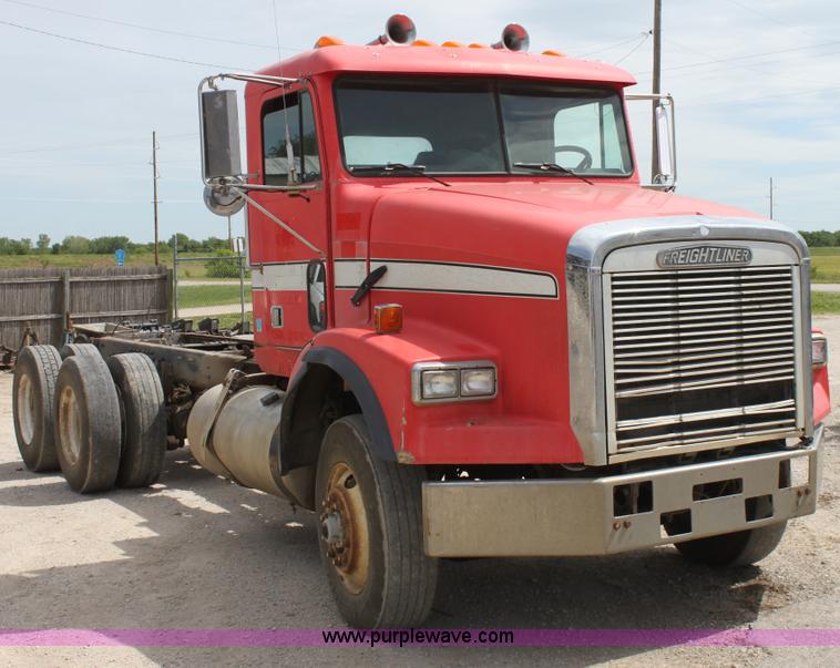 image for item D7986 1993 Freightliner FLD112SD semi truck