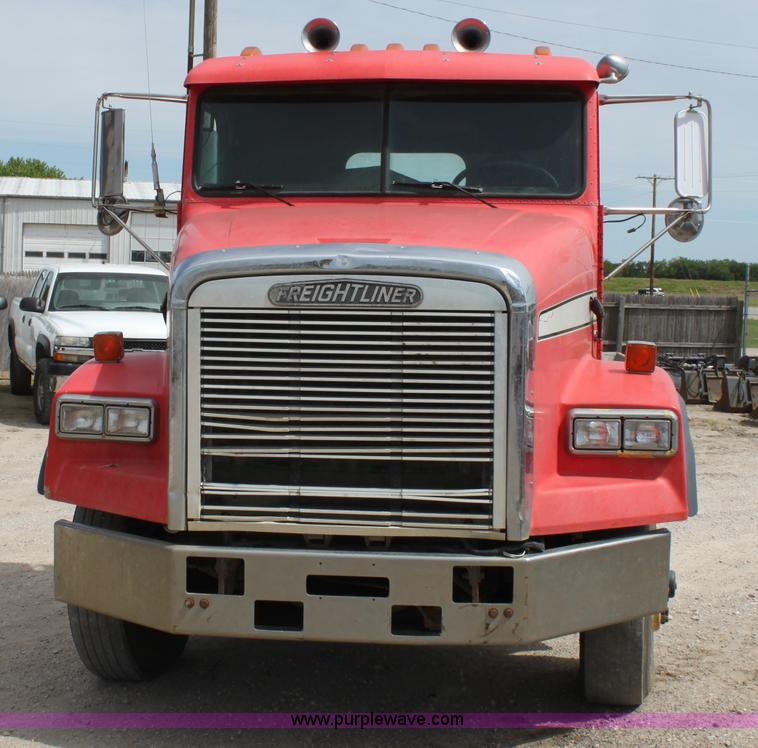 image for item D7986 1993 Freightliner FLD112SD semi truck