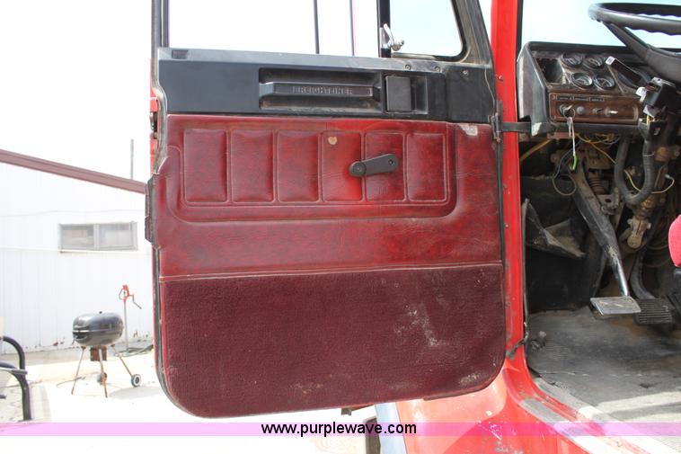 image for item D7986 1993 Freightliner FLD112SD semi truck