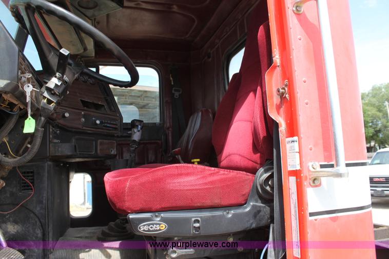 image for item D7986 1993 Freightliner FLD112SD semi truck