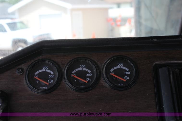 image for item D7986 1993 Freightliner FLD112SD semi truck