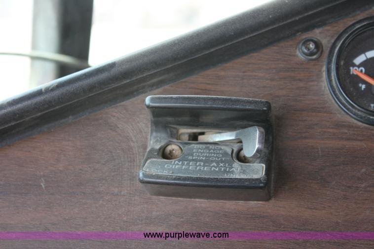 image for item D7986 1993 Freightliner FLD112SD semi truck