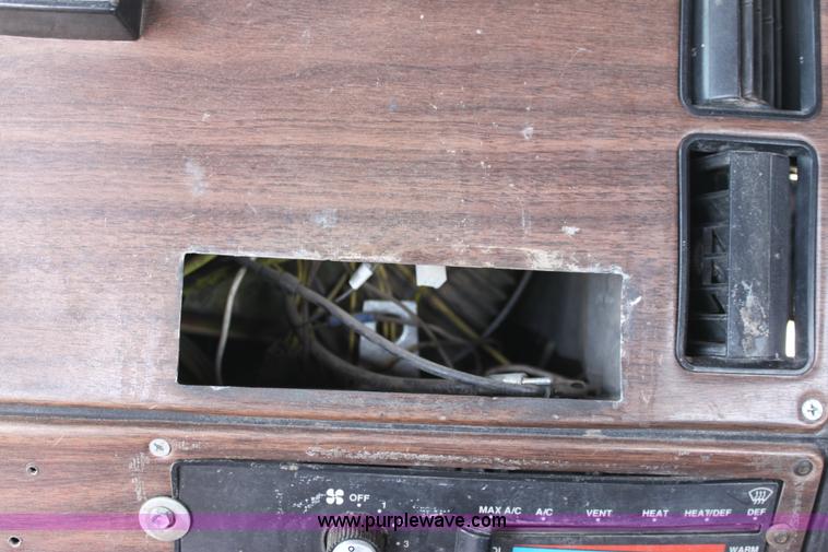 image for item D7986 1993 Freightliner FLD112SD semi truck