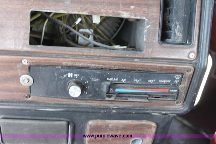 image for item D7986 1993 Freightliner FLD112SD semi truck