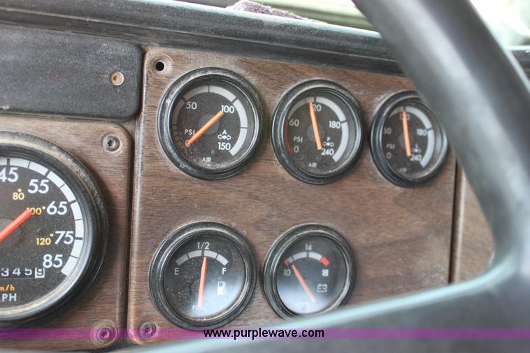 image for item D7986 1993 Freightliner FLD112SD semi truck