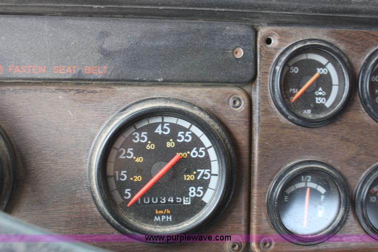 image for item D7986 1993 Freightliner FLD112SD semi truck