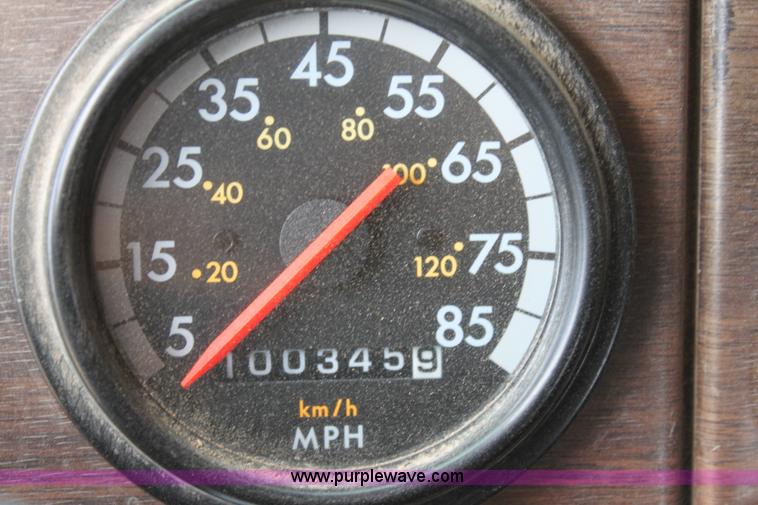 image for item D7986 1993 Freightliner FLD112SD semi truck