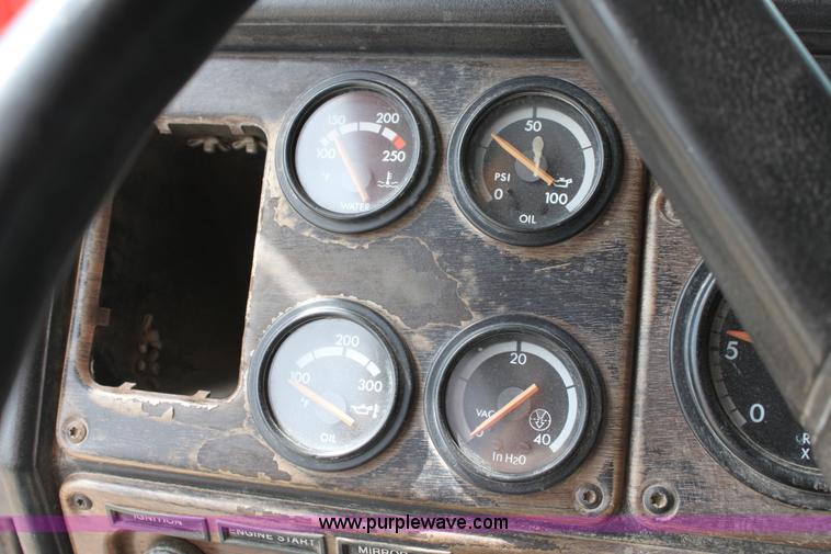 image for item D7986 1993 Freightliner FLD112SD semi truck