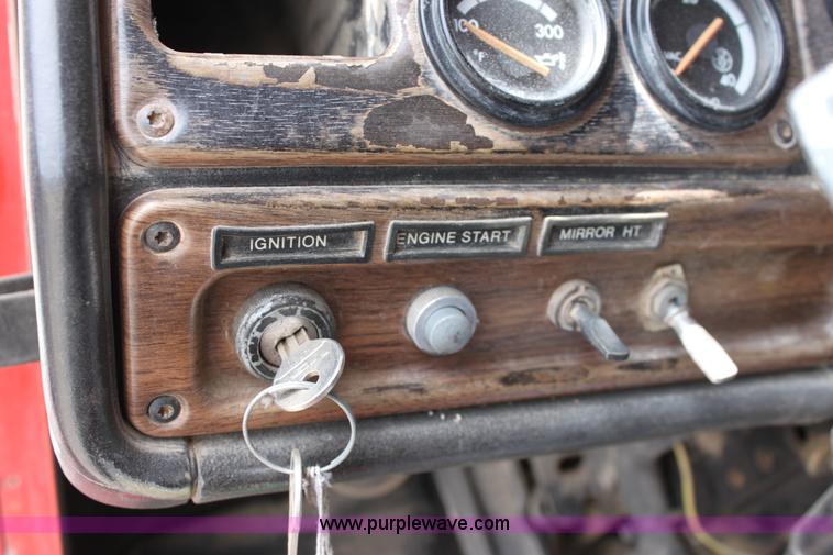 image for item D7986 1993 Freightliner FLD112SD semi truck