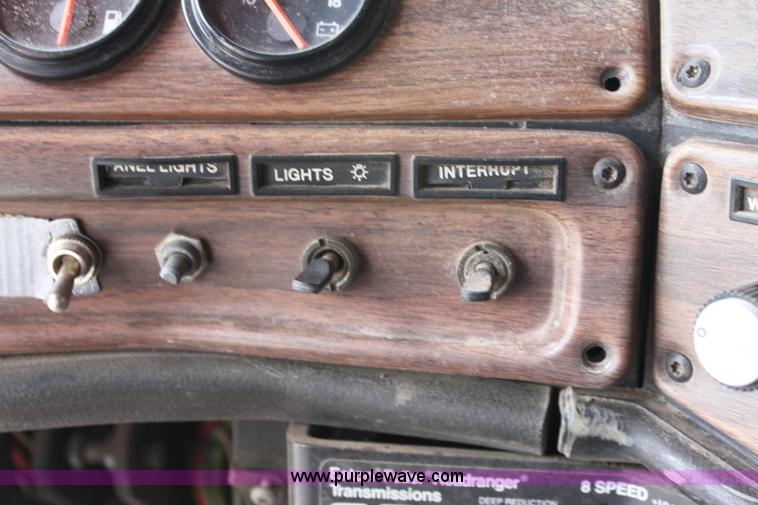 image for item D7986 1993 Freightliner FLD112SD semi truck