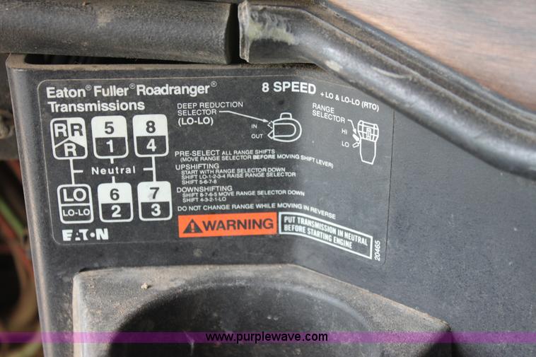 image for item D7986 1993 Freightliner FLD112SD semi truck