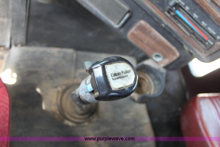 image for item D7986 1993 Freightliner FLD112SD semi truck