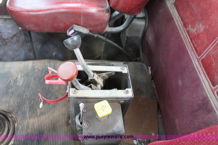 image for item D7986 1993 Freightliner FLD112SD semi truck