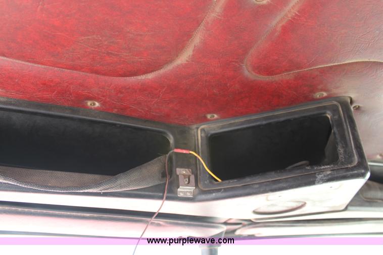 image for item D7986 1993 Freightliner FLD112SD semi truck