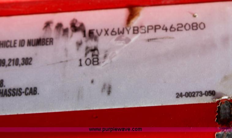 image for item D7986 1993 Freightliner FLD112SD semi truck