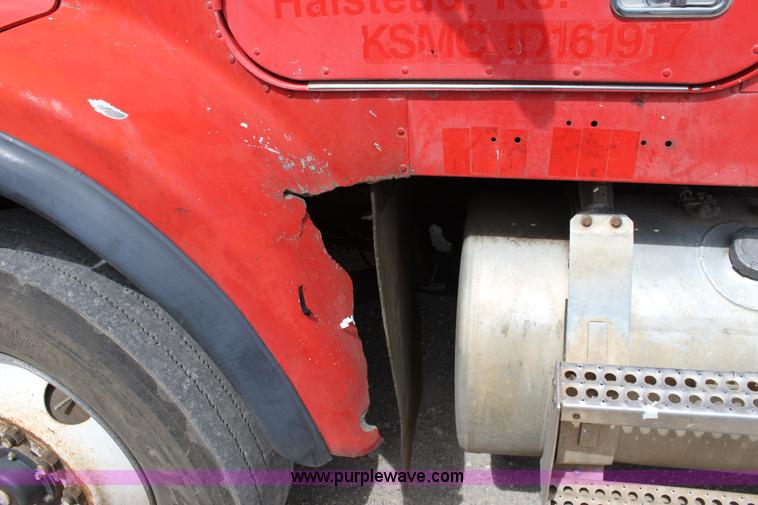 image for item D7986 1993 Freightliner FLD112SD semi truck