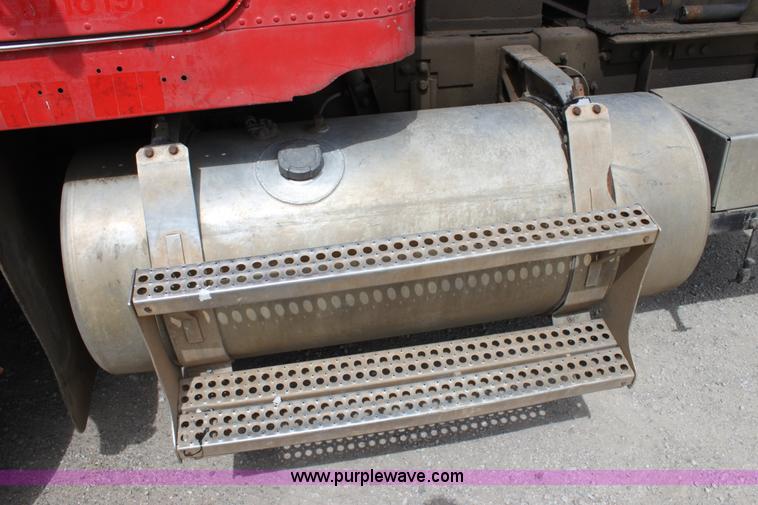 image for item D7986 1993 Freightliner FLD112SD semi truck