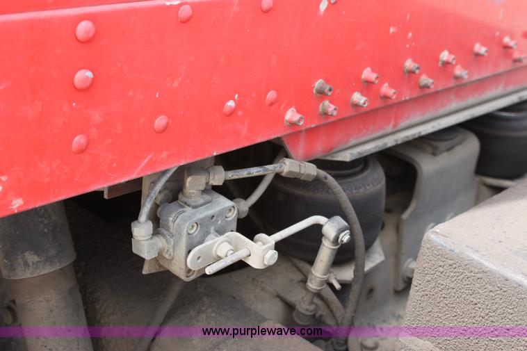 image for item D7986 1993 Freightliner FLD112SD semi truck