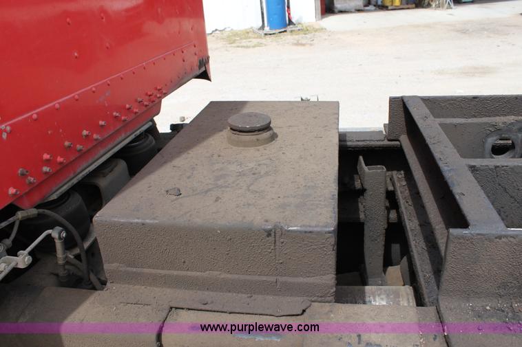 image for item D7986 1993 Freightliner FLD112SD semi truck