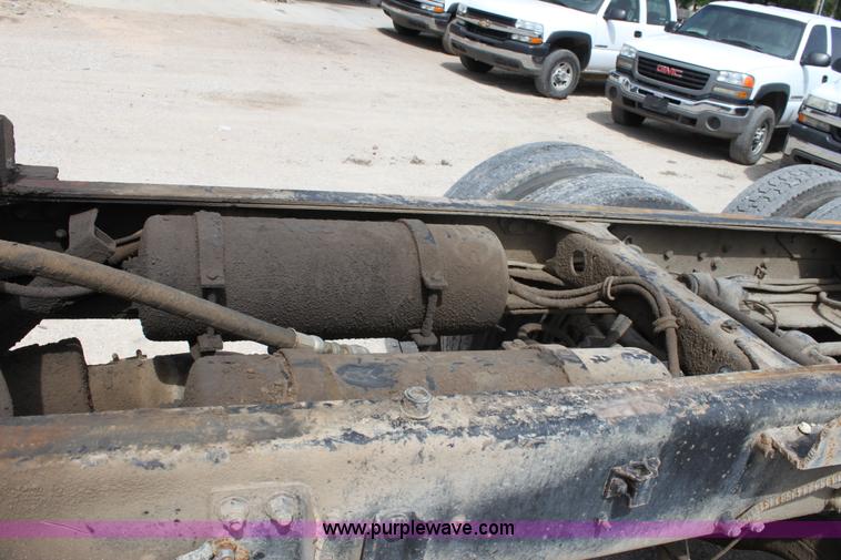 image for item D7986 1993 Freightliner FLD112SD semi truck